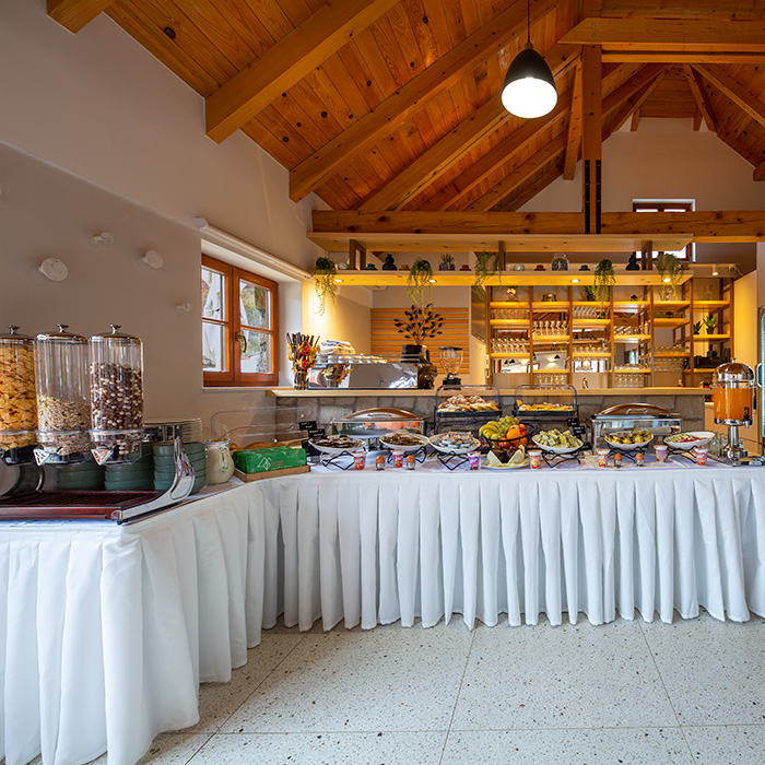 Švedski stol za doručak u restoranu Plitvice Village