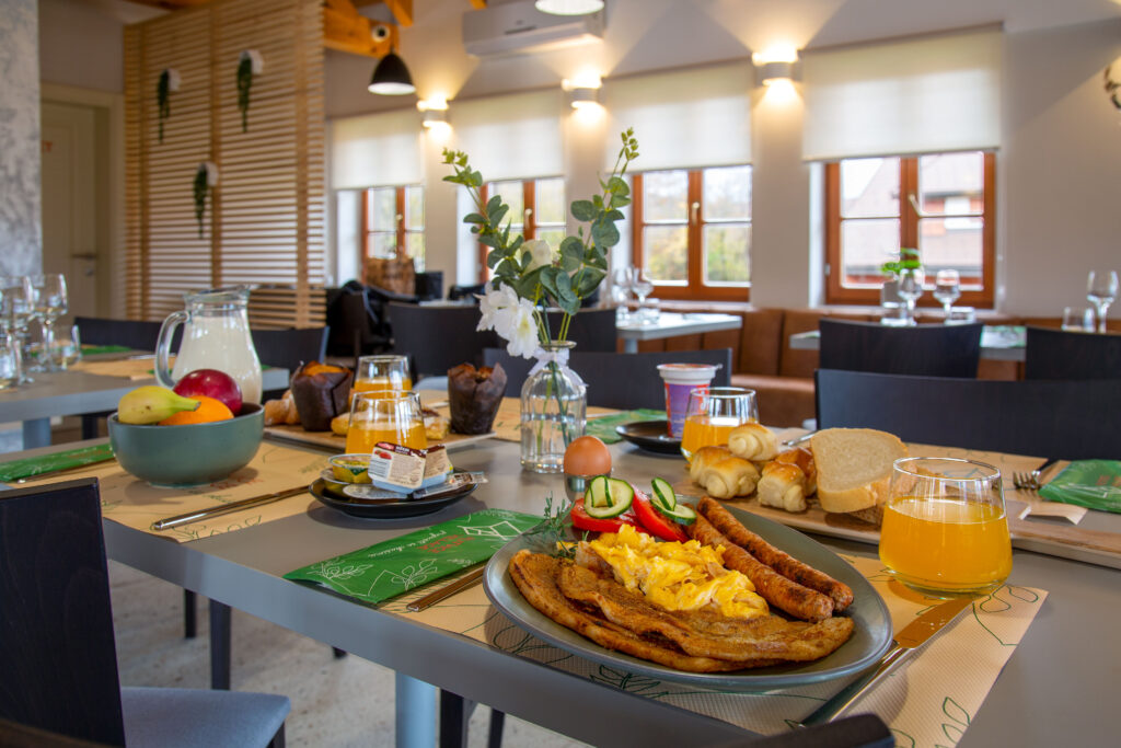 Stol sa serviranom hranom za doručak u restoranu hotela Plitvice Village