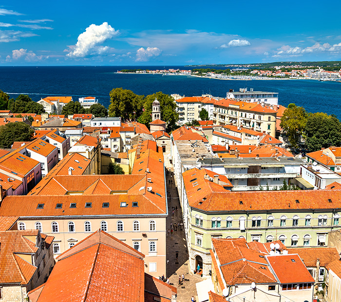 Pogled na Zadar iz zraka. Krovovi zgrada, more i obala u daljini