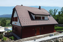 Smeđa kuća Bukva sa smeđim krovom i okućnicom
